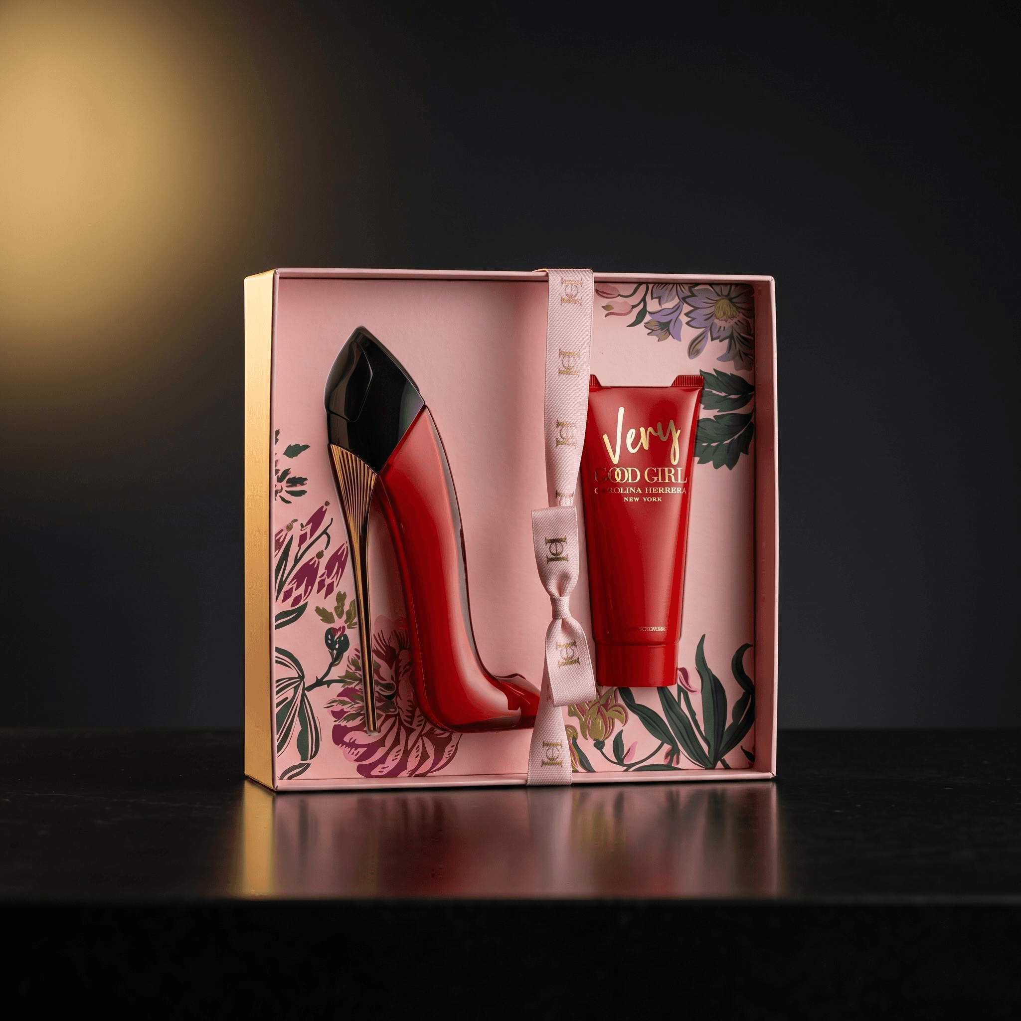 Kit Carolina Herrera Very Good Girl com eau de parfum em formato de stiletto e loção corporal