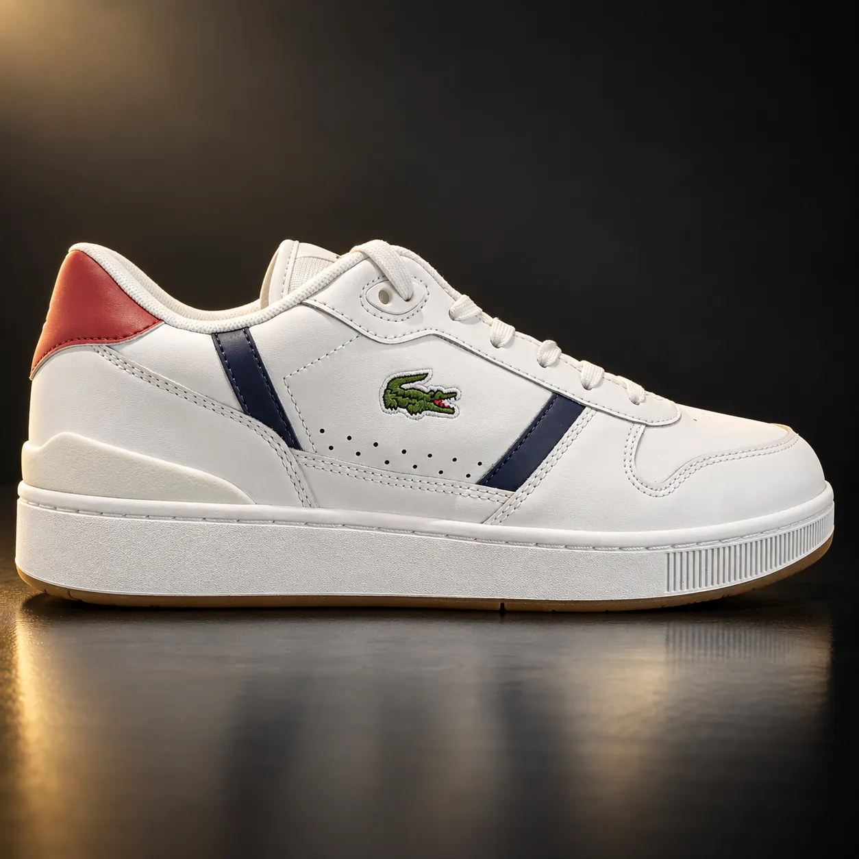 Tênis Lacoste branco com detalhes azul e vermelho